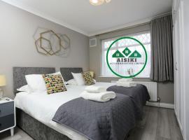 FW Haute Apartments at Hillingdon, 3 Bedrooms and 2 Bathrooms Pet Friendly HOUSE with Garden, with King or Twin beds with FREE WIFI and FREE PARKING, hotel in Hillingdon
