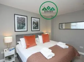 Aisiki Stays Apartments at Hillingdon, 3-Bedroom & 2-Bathroom, Pet-Friendly House with Garden, King or Twin Beds with Free Wi-Fi and Parking Space