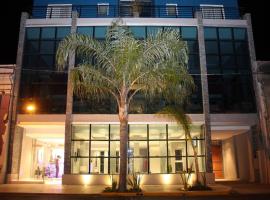 Hotel Identidad，位于科连特斯雷西斯藤西亚国际机场 - RES附近的酒店