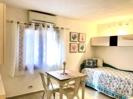 Monolocale Suite AGB nel cuore di Porto Rotondo, hotel a Porto Rotondo