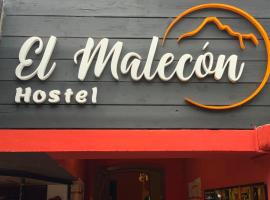 Malecon en calle Techada Hostel, hotel sa Capilla del Monte