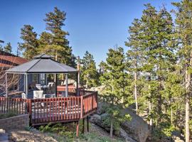 Private Evergreen Hideaway with Deck and Mtn View、エバーグリーンのヴィラ