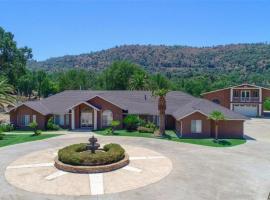 Private mountain retreat with pool and mini-golf, khách sạn ở Oakhurst