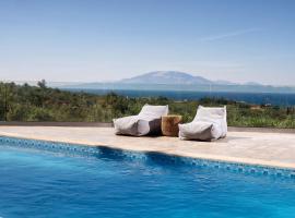 Villa Venia - Cozy Escape with Scenic Sew View, by ZanteWize, Hotel in Tragaki