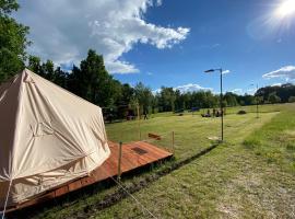 Glamping -Texas Glamping, viešbutis su vietomis automobiliams mieste Novačis-Strainis