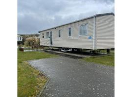 Comfortable 3-Bed Caravan - Combe Haven, hotel with parking in Hollington
