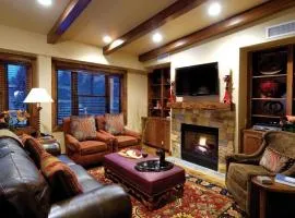 Innsbruck Aspen Deluxe Two-Bedroom Suite 1 w/ Hot tub, Centrally located