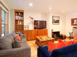 Ute Condominiums Unit 204, Condo with Fireplace & Parking, מלון באספן