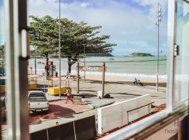 Apto a beira mar no Centro - WIFI 200MB - Netflix - Cozinha equipada - Portaria 24h - Ar condicionado, hotel cerca de Playa del Cementerio, Rio das Ostras