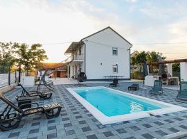 Beautiful Villa SHINE with swimming pool and jacuzzi, alquiler vacacional en Čupici