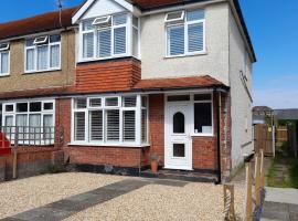 32 Cranleigh Close, hotel with parking in Bournemouth