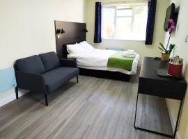 The Yew Studio - Self contained one bed studio flat with parking, hotel din Oxford