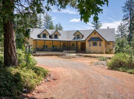 Moonrise Lodge - A Large Vacation Home in Mariposa, cabin in Mariposa