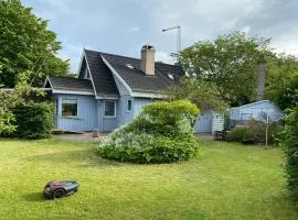 Charmerende ældre sommerhus tæt på strand og city