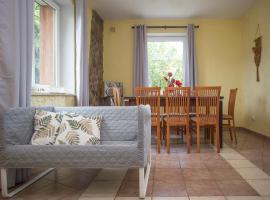 Happy Bison - A 5 Bedroom House With A Garden: Białowieża'da bir kır evi