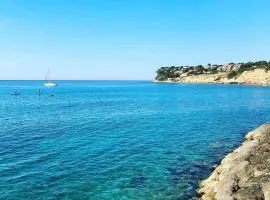 200m de la plage ,3mn du port à 50m du centre ville