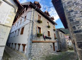 Metsola Apartamentos Rurales, hotel v destinaci Isaba