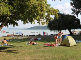 Happy Camp mobile homes in BalatonTourist Füred Camping & Bungalows, אתר גלמפינג בבלטונפורד