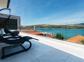 Villa Magna - seaside villa with pool and sauna, hotel in Trogir