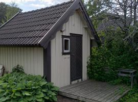 Lilla mysstuga i havsnära, hotel v destinaci Varberg