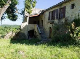 Mas provençal isolé en pleine nature