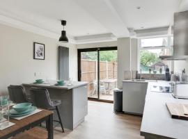 Spacious, Modern Three Bed House - Free Parking & Wifi, hotel a Hylands Park környékén Chelmsfordban