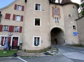 Vivez un conte de fée dans la pièce ronde d'une tour médiévale, family hotel in Porrentruy