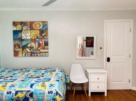 Costa Mesa Homestay - Private Rooms with 2 Shared Baths and Hosts Onsite, hotel near Metro Pointe at South Coast, Costa Mesa