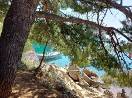 Apartment Ante and Dijana, hotel in Starigrad-Paklenica