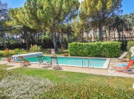Amazing Apartment In Laurens With 1 Bedrooms, Wifi And Outdoor Swimming Pool, hotel con parking en Laurens