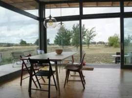 Designholzhaus mit Feldblick in der Märkischen Schweiz