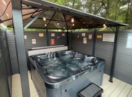 Pheasant's Hollow - 2 bed hot tub lodge with free golf, NO BUGGY, holiday home in Swarland