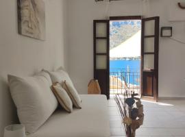 Gompos Apartment - Cozy Apartment next to the sea - Amazing Sea View, hotel em Simi
