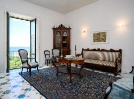 Amalfi Coast Family Luxury Suite, ξενοδοχείο σε Βιέτρι