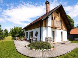 Unique Cottage House With Panoramic View On Ravnik, familjehotell i Hotedršica