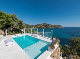 Seafront Villa with private pool, hotel in Geremeas