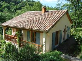 Villa Domaine Liberté avec prairie et forêt au bord d'une rivière en Ardèche, maison de vacances à Silhac