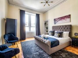 Stunning 5 bedroom apt, close to city centre, SEC, Hydro and motorway, hotel in Glasgow