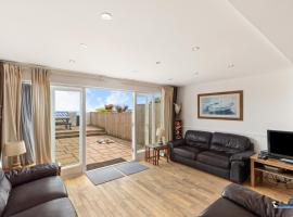 Kilmore - Beach Front House, Direct Beach Access, Spectacular Sea Views, pet-friendly hotel in Saundersfoot