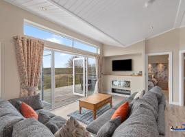 Valley View Lodge - Luxury Lodge, Hot Tub, Close to Beach, holiday home in Penally