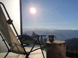 Tiny mountain cabin with a panoramic view, loma-asunto kohteessa Giljane