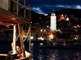 Lovely boatel Mala Kate in river Cetina