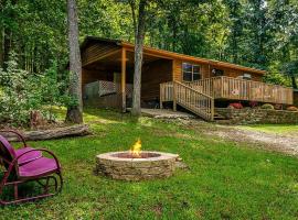 Centerpoint Trail Cabin- Perfect hiking just steps away, hotel en Compton