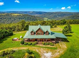 Lodge at OZK Ranch- Incredible mountaintop cabin with hot tub and views, vacation home in Compton