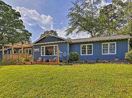 Family-Friendly Escape about 6 Mi to City Center!、チャタヌーガのホテル