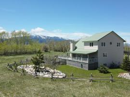The Front Porch 20-Acre Country Home with Mtn View, hotell i Red Lodge
