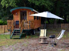 Roulotte paisible au milieu de la nature, camping de lujo en Sainte-Eulalie-en-Born