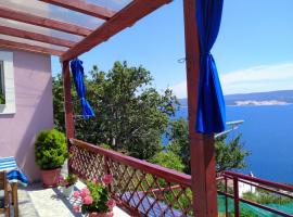 Cheerful two bedroom cottage with panoramic view in Celina, hotel en Čelina