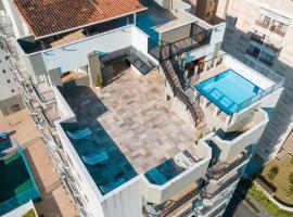 APÊ COM PISCINA E AR - 2Q DA PRAIA DA ENSEADA., hotel i Guarujá