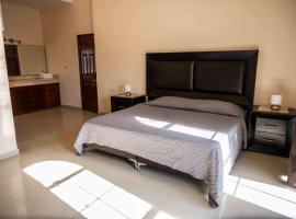 Room in Guest room - 19 Comfortable suite for 2 people, gjestgiveri i Torreón